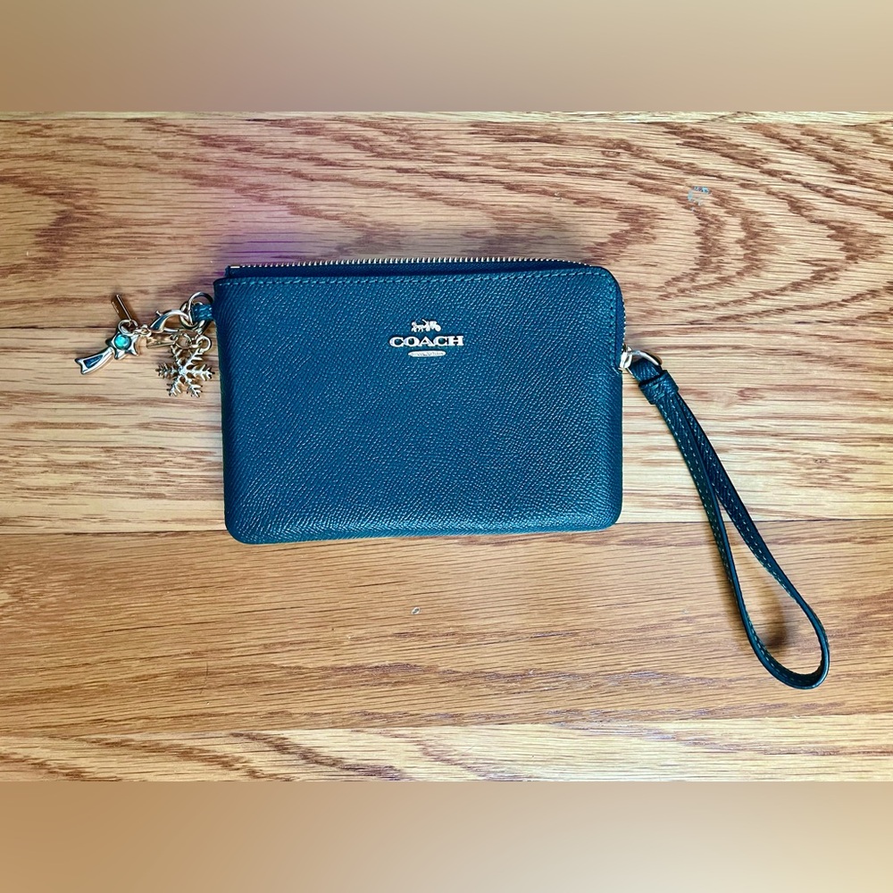 ⭐️3xHP⭐️Coach Dark Green Wristlet with Charms
